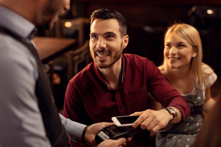 Pengguna membaca voucher di layar mobile
